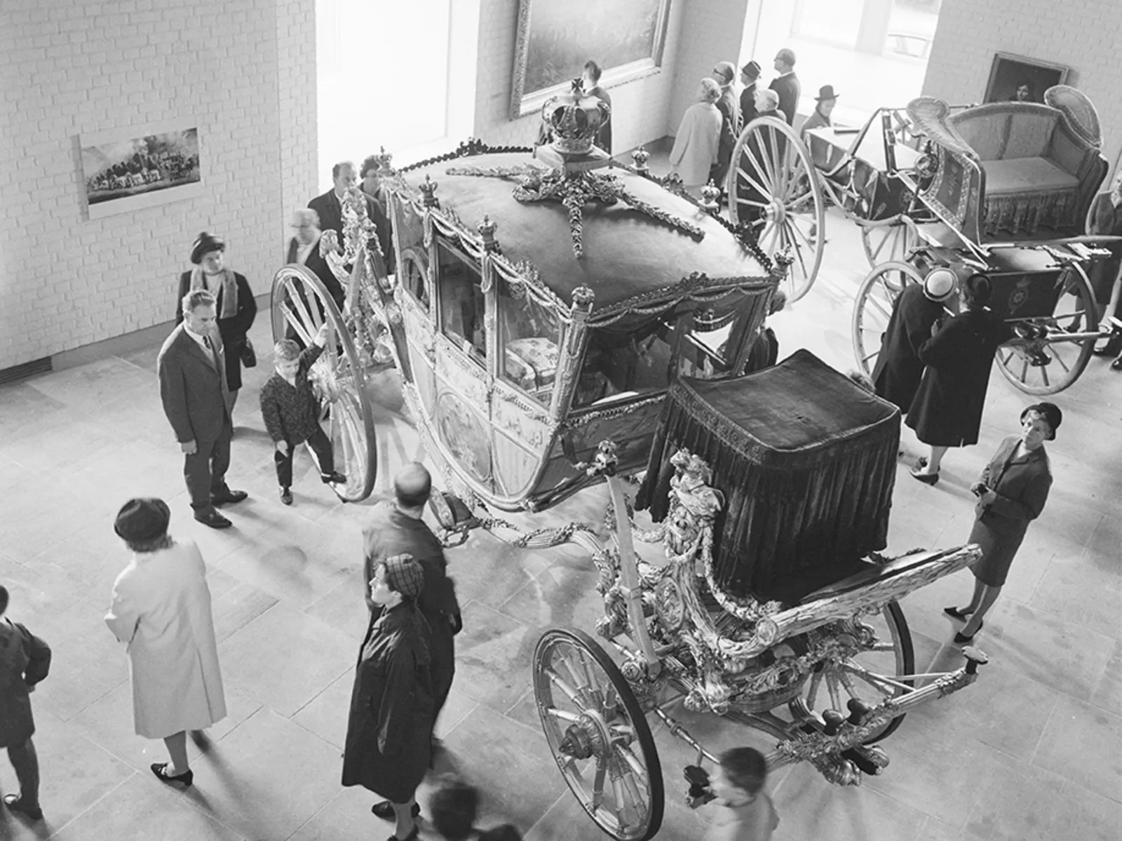 Er&ouml;ffnung des Historischen Museums Hannover. Blick von der Galerie in die Kutschenhalle, Foto von Wilhelm Hauschild, 10.1966