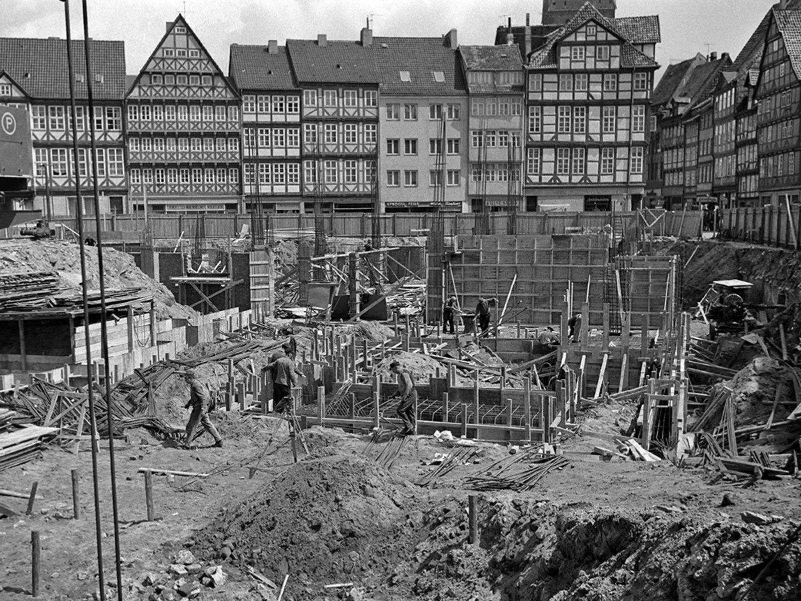 Baustelle f&uuml;r das Historische Museum mit Altstadth&auml;usern der Burgstra&szlig;e, Foto von Wilhelm Meyer,1963