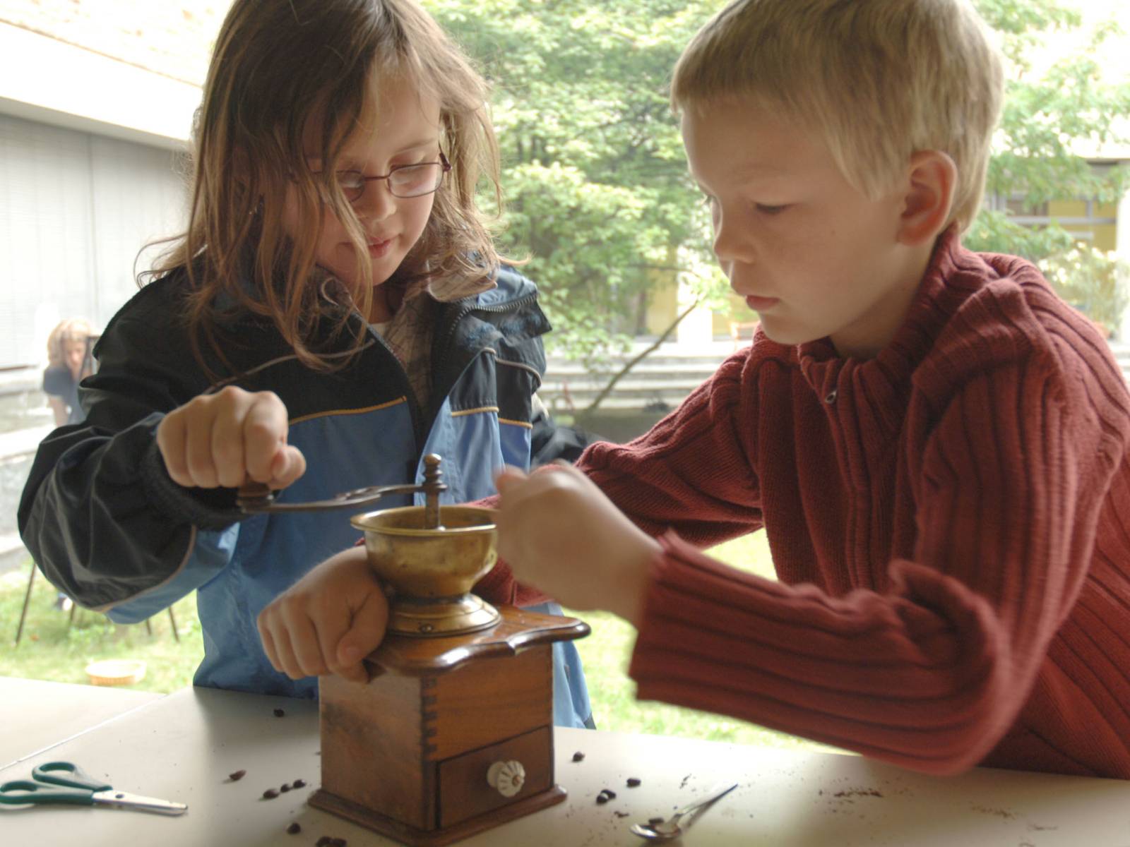Kaffeebohnen mahlen mit alter Kaffeemühle