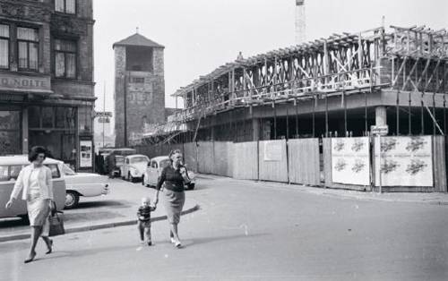 Blick auf die Baustelle des Historischen Museums an der Burgstraße / Ecke Holzmarkt. Das Erdgeschoss steht schon. Fotograf: Wilhelm, Meyer, 1963.