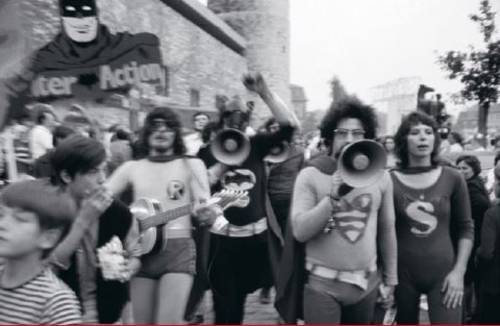 Altstadtfest Hannover 1970. Straßenkunst. Gruppe in Superheldenkostümen mit Gitarre und Megaphonen  vor dem Historischen Museum Hannover. Fotograf unbekannt