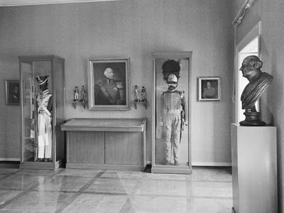 Ausstellung des Nds. Heimatmuseums im Wallmodenschlösschen (Georgenpalais). Büste Herzog Adolph Friedrich und Uniformen, Foto von Wilhelm Hauschild, o. J. (um 1940)