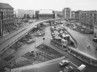 Aegidientorplatz mit Theater am Aegi und der Hochstraße, 1976. Foto Kurt Hölscher, 1976