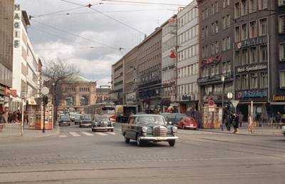 Die vielbefahrende Bahnhofstraße vor dem Bau der U-Bahn und der Passerelle.