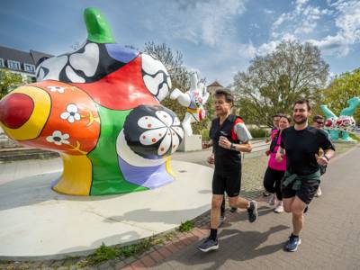 Joggingf&uuml;hrung an den Plastiken der Nanas