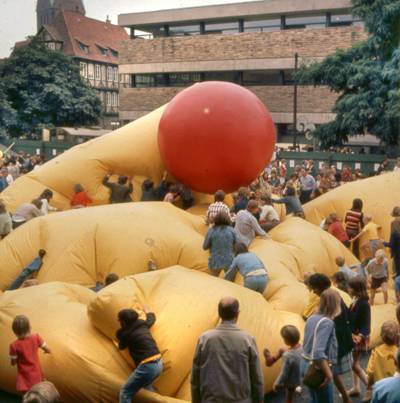 Kunstaktion mit Babbleplast beim ersten Altstadtfest, 1970.