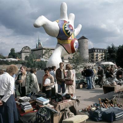 Das Leineufer mit Flohmarkt und Nanas, nach 1974.