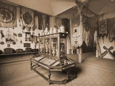 Das Foto zeigt den Raum mit den „Handwerksaltertümern“, also Gegenständen des städtischen Zunftwesens im Vaterländischen Museum, um 1910.