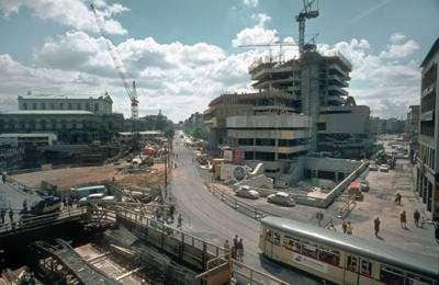 Das Kröpcke-Center im Bau, davor ein Teil der gerade entstehenden Passerelle, um 1975