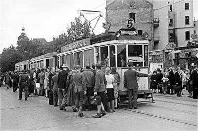 &Uuml;berf&uuml;llte Stra&szlig;enbahnwagen der Hannoverschen Stra&szlig;enbahn Linie 5 in der Georgstra&szlig;e, Foto von Wilhelm Hauschild, 1946