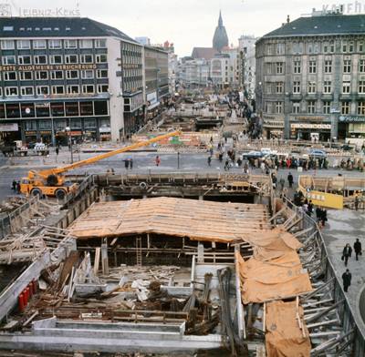 Bahnhofstraße in Richtung Kröpcke mit der Baugrube der U-Bahn und Passerelle, um 1974