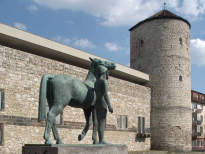 Das Historische Museum am Hohen Ufer mit der Skulptur "Mann mit Pferd" von Hermann Scheuernstuhl, 1957