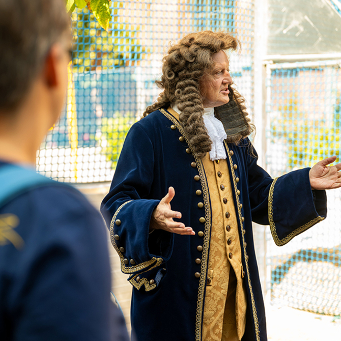 Rainer Künnecke verkleidet als Gottfried Wilhelm Leibniz während einer Führung in der Altstadt