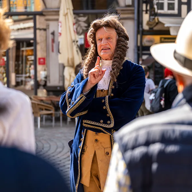 Rainer Künnecke verkleidet als Gottfried Wilhelm Leibniz während einer Führung in der Altstadt