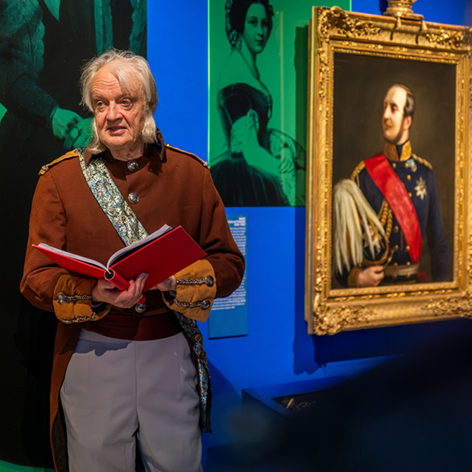 Rainer Künnecke verkleidet als alter Hofmarschall in der Ausstellung "Vier Kutschen, ein Königreich"