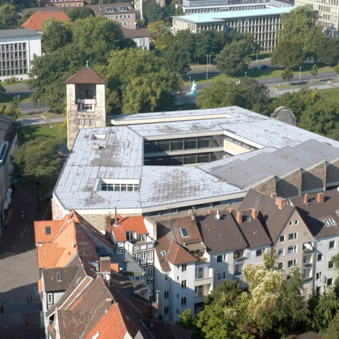 Der Beginenturm und das Historische Museum Hannover vom Dach der Marktkirche aus gesehen.