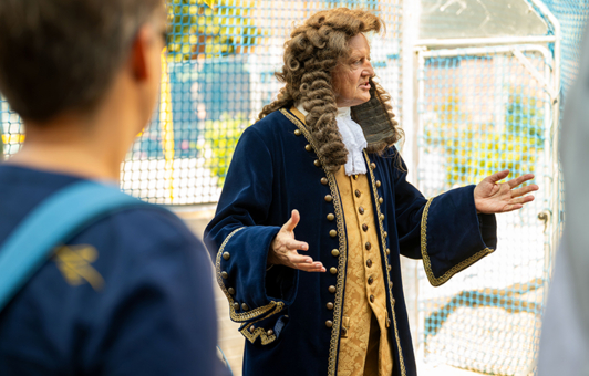 Rainer Künnecke verkleidet als Gottfried Wilhelm Leibniz während einer Führung in der Altstadt
