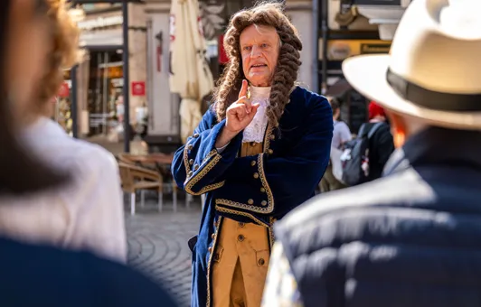 Rainer Künnecke verkleidet als Gottfried Wilhelm Leibniz während einer Führung in der Altstadt