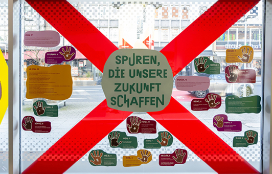 Gestaltetes Fenster in der Ausstellung "Unsere Hannover. Schwarze Geschichten" mit Schriftzug "Spuren die unsere Zukunft schaffen"