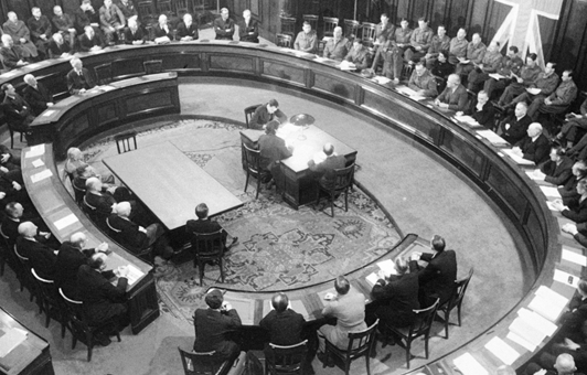Erste Ratssitzung im Neuen Rathaus Hannover, Innenansicht, viele Menschen sitzen im Oval an Tischen, Foto von Wilhelm Hauschild, 29.01.1946