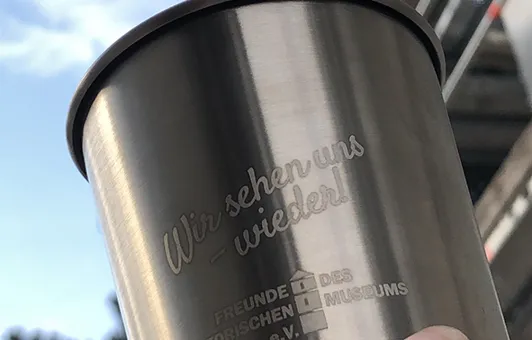 Baustellenbecher der Freunde des Historischen Museums (Ausschnitt)