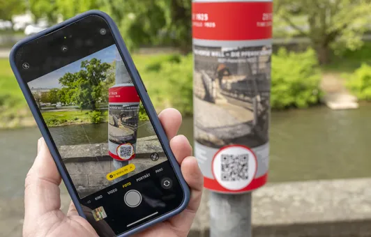 Mit dem Smartphone wird der QR-Code gesannt um eine 360Grad Ansicht vom Standort zu erhalten.