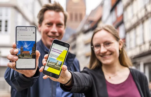 Dr. Jan Willem Huntebrinker und Valerie Schramm, Scrum-Master newcubator GmbH präsentieren die neue Stadtführungs-App