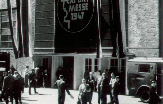 Eingang Hannover Messe 1947, schwarz-weiß Foto, Menschen vor dem Eingang