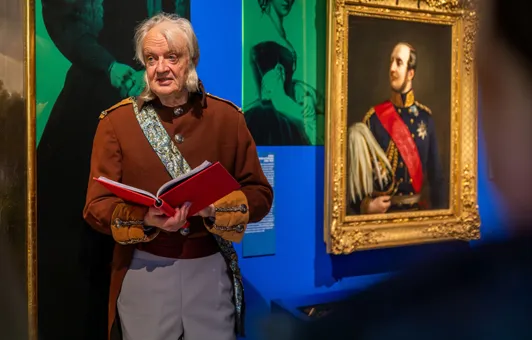 Rainer Künnecke verkleidet als alter Hofmarschall in der Ausstellung "Vier Kutschen, ein Königreich"