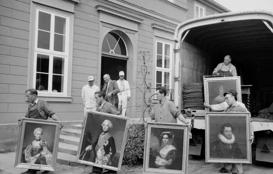 Anlieferung von Gemälden ins Fürstenhaus, seit 1955 Herrenhausen-Museum. Foto von Wilhelm Hauschild, 1955 (BD 047683)