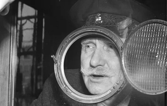 Besucher an der Pförtnerloge bei Rathauspförtner Kruse im Neuen Rathaus. Foto von Wilhelm Hauschild, 1951