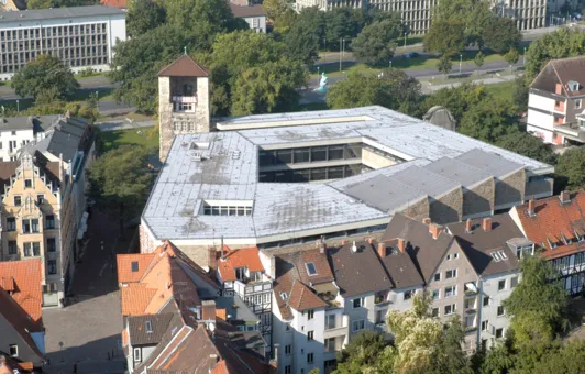 Der Beginenturm und das Historische Museum Hannover vom Dach der Marktkirche aus gesehen.