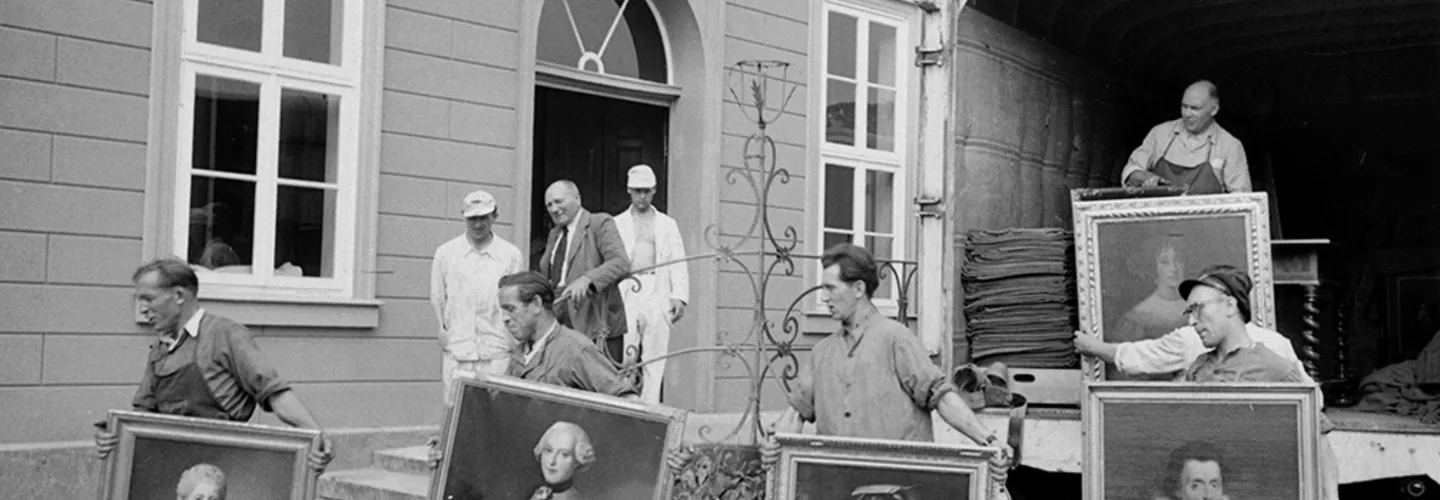 Anlieferung von Gemälden ins Fürstenhaus, seit 1955 Herrenhausen-Museum. Foto von Wilhelm Hauschild, 1955 (BD 047683)