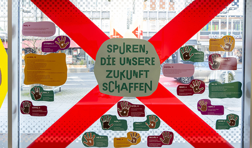 Gestaltetes Fenster in der Ausstellung "Unsere Hannover. Schwarze Geschichten" mit Schriftzug "Spuren die unsere Zukunft schaffen"
