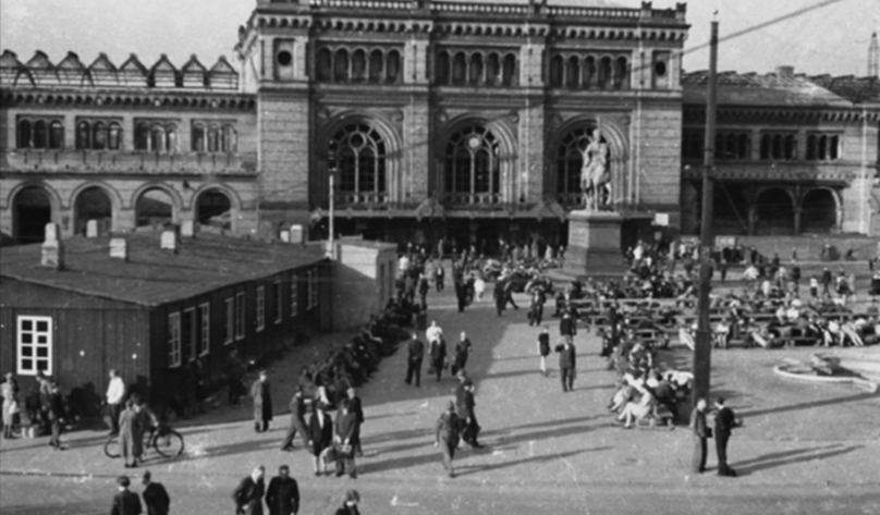 Ernst-August-Platz. Versorgungsbaracken für Flüchtlinge vor dem Hauptbahnhof, Foto von Aenne Heise, 1946