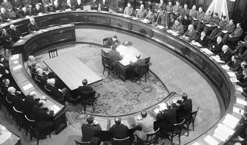 Erste Ratssitzung im Neuen Rathaus Hannover, Innenansicht, viele Menschen sitzen im Oval an Tischen, Foto von Wilhelm Hauschild, 29.01.1946