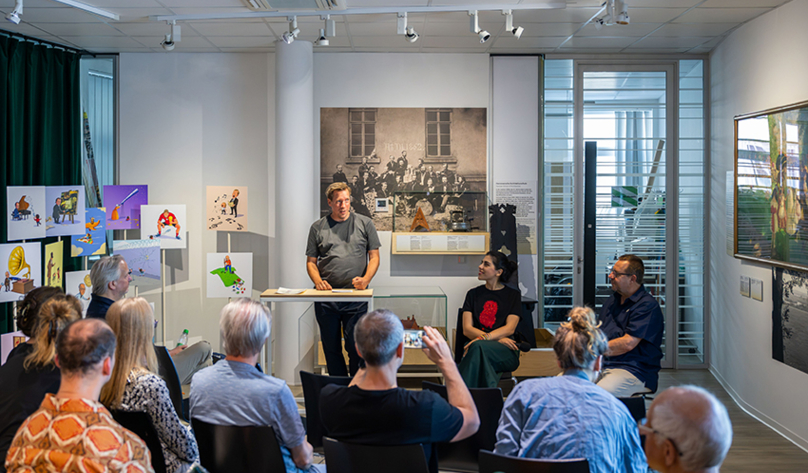 Künstlerinnengespräch, am Pult Dr. Jan Willem Huntebrinker,  sitzend Farzane Vaziritabar und Dr. Reinhard Spieler, Leiter des Sprengelmuseums, im Vordergrund Gäste