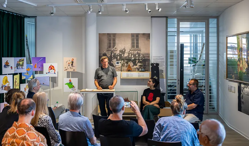 Künstlerinnengespräch, am Pult Dr. Jan Willem Huntebrinker,  sitzend Farzane Vaziritabar und Dr. Reinhard Spieler, Leiter des Sprengelmuseums, im Vordergrund Gäste