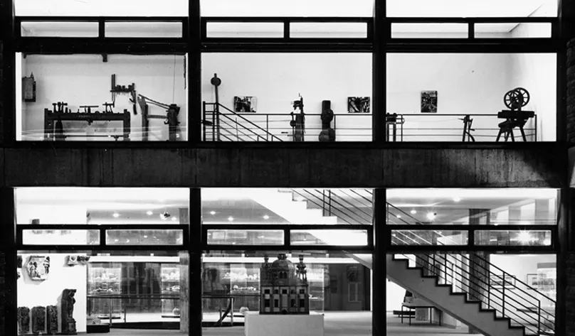 Historisches Museum Hannover, Blick vom Innenhof, Abteilung Stadtgeschichte im 1.OG. und Abteilung Volkskunde im 2. OG. bei abendlicher Beleuchtung. Foto von Hans Wagner, 1966