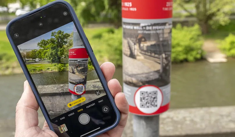 Mit dem Smartphone wird der QR-Code gesannt um eine 360Grad Ansicht vom Standort zu erhalten.