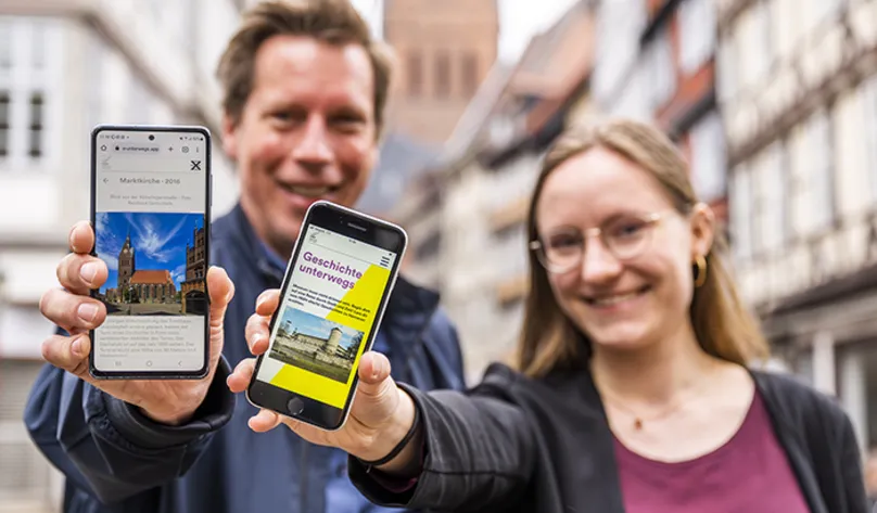 Dr. Jan Willem Huntebrinker und Valerie Schramm, Scrum-Master newcubator GmbH präsentieren die neue Stadtführungs-App