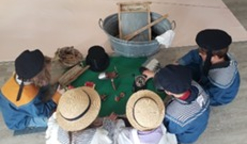 Kinder in Kleidung des 19. Jahrhunderts