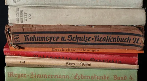 Bücherstapel aus Schulbüchern