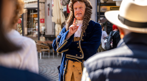 Rainer Künnecke verkleidet als Gottfried Wilhelm Leibniz während einer Führung in der Altstadt