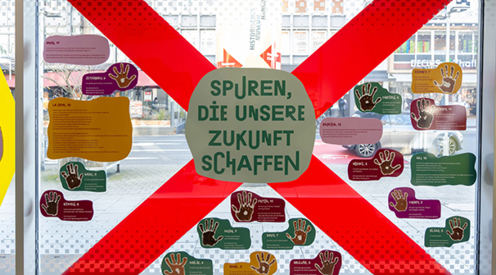 Gestaltetes Fenster in der Ausstellung "Unsere Hannover. Schwarze Geschichten" mit Schriftzug "Spuren die unsere Zukunft schaffen"