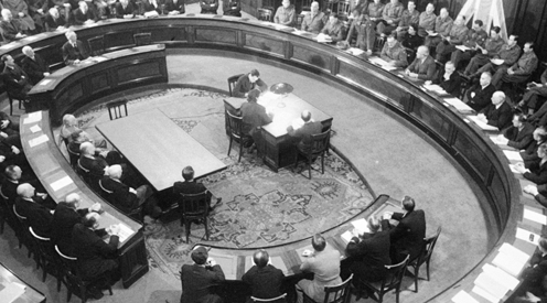 Erste Ratssitzung im Neuen Rathaus Hannover, Innenansicht, viele Menschen sitzen im Oval an Tischen, Foto von Wilhelm Hauschild, 29.01.1946