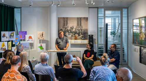 Künstlerinnengespräch, am Pult Dr. Jan Willem Huntebrinker,  sitzend Farzane Vaziritabar und Dr. Reinhard Spieler, Leiter des Sprengelmuseums, im Vordergrund Gäste