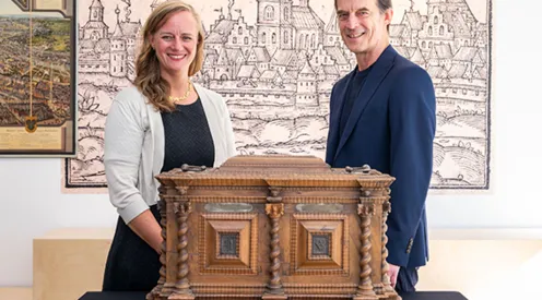 Anne Gemeinhard, Museumsdirektorin der Museen für Kulturgeschichte, und Ralf Klebe, Obermeister der Tischlerinnung Hannover, hinter der Innungslade der Tischlerinnung Hannover