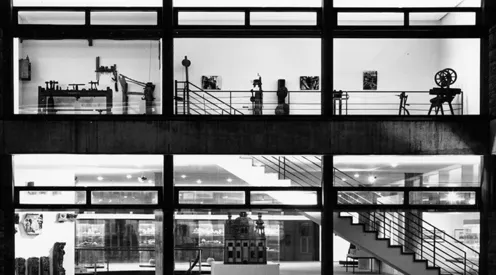 Historisches Museum Hannover, Blick vom Innenhof, Abteilung Stadtgeschichte im 1.OG. und Abteilung Volkskunde im 2. OG. bei abendlicher Beleuchtung. Foto von Hans Wagner, 1966