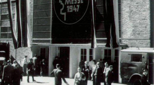Eingang Hannover Messe 1947, schwarz-weiß Foto, Menschen vor dem Eingang